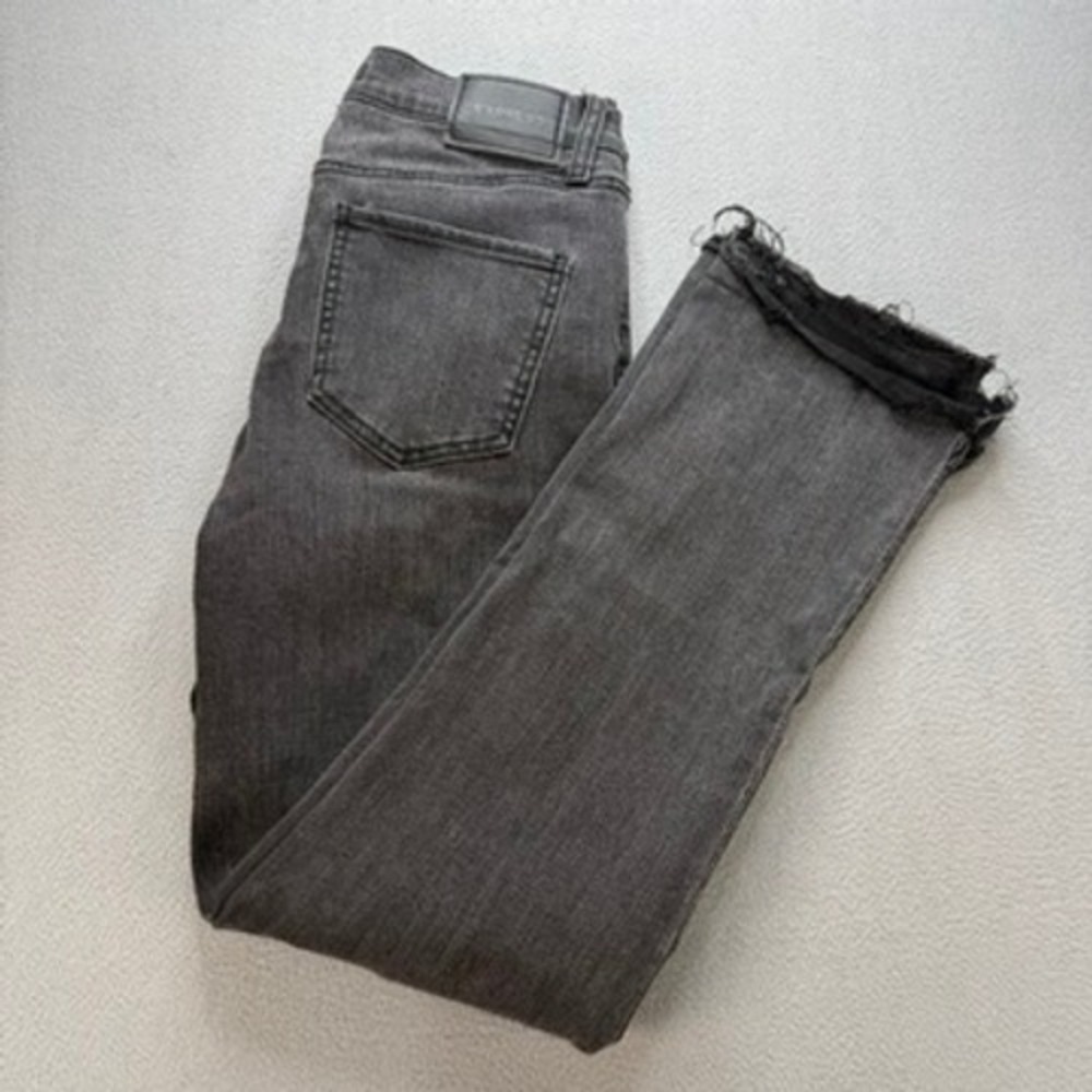 Express Straight Leg Jeans Slim Size 8 Gray Raw Hem Stretch Denim Casual Preppy